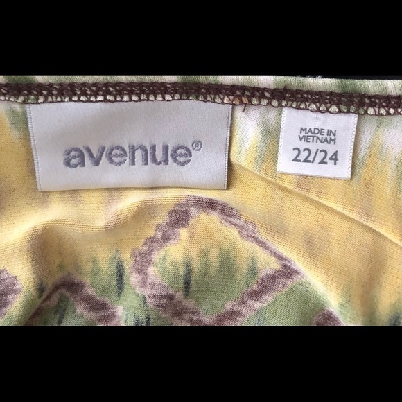 Avenue size 22/24 top. Bright colorful stone accents on front. V neck - Picture 2 of 12